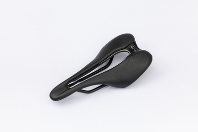完成車サドル無しの選択も可能。標準で SELLE ITALIA SLR BOOST TM スーパーフロー サドル が付属。 お手持ちのサドルを使用し完成車サドルが不要な場合、サドル無しオプション（-10,000円（消費税込）割引） を選択可能です。Photo: KeiTsuji