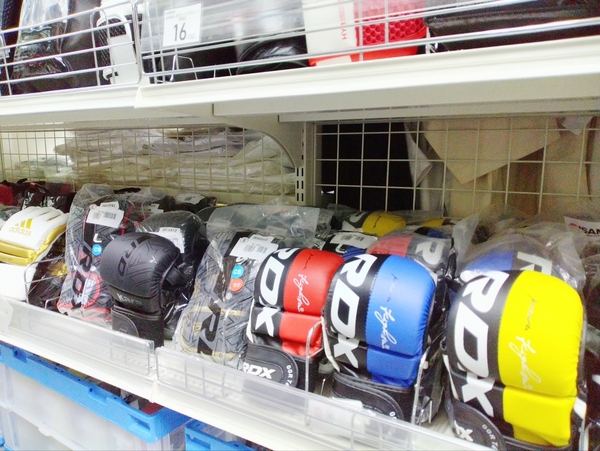 格闘技プロショップイサミ店内の様子「RDX グラップリンググローブ T6」