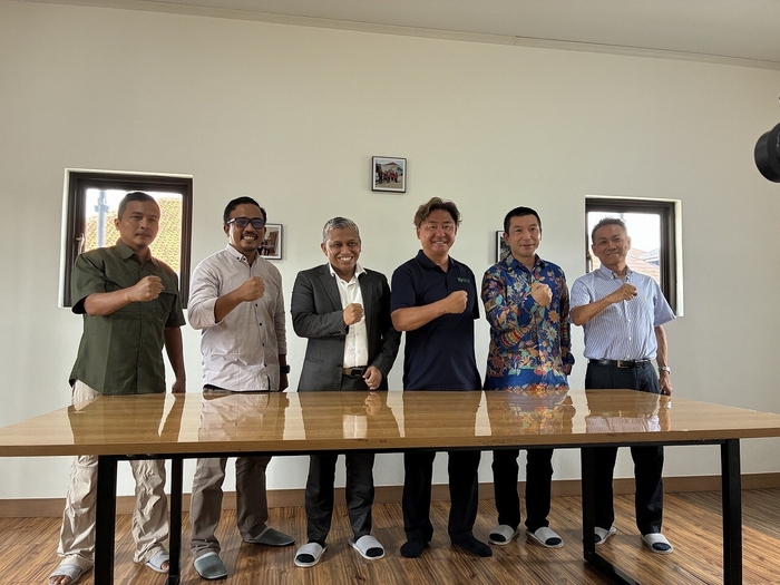 協定締結を記念した集合写真