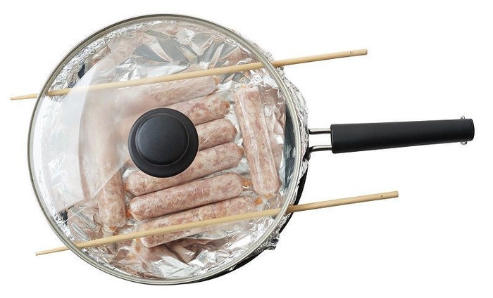 粗びきソーセージ:菜箸を使って蒸しすぎないよう調節