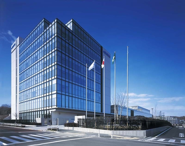 多摩市鶴牧の丘陵状の地に立つJUKI本社屋（JUKI提供）