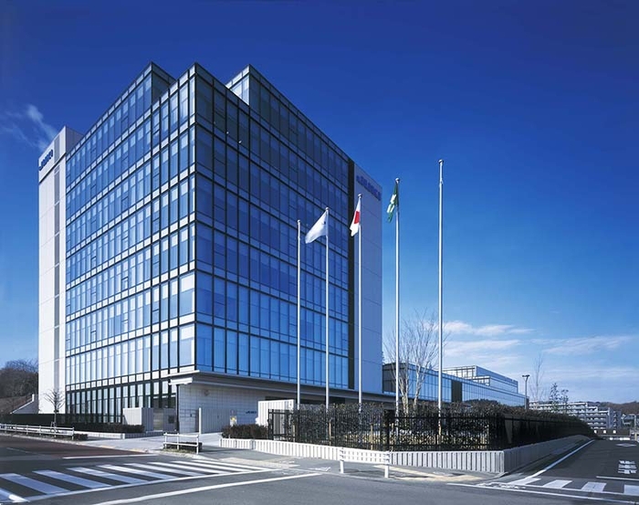 多摩市鶴牧の丘陵状の地に立つJUKI本社屋（JUKI提供）