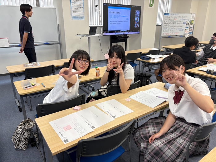 キャンパスの友だちと(左が沖浦さん)