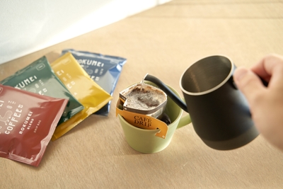 お湯とカップさえあれば手軽に本格コーヒーが楽しめる、ドリップバッグ使用イメージ