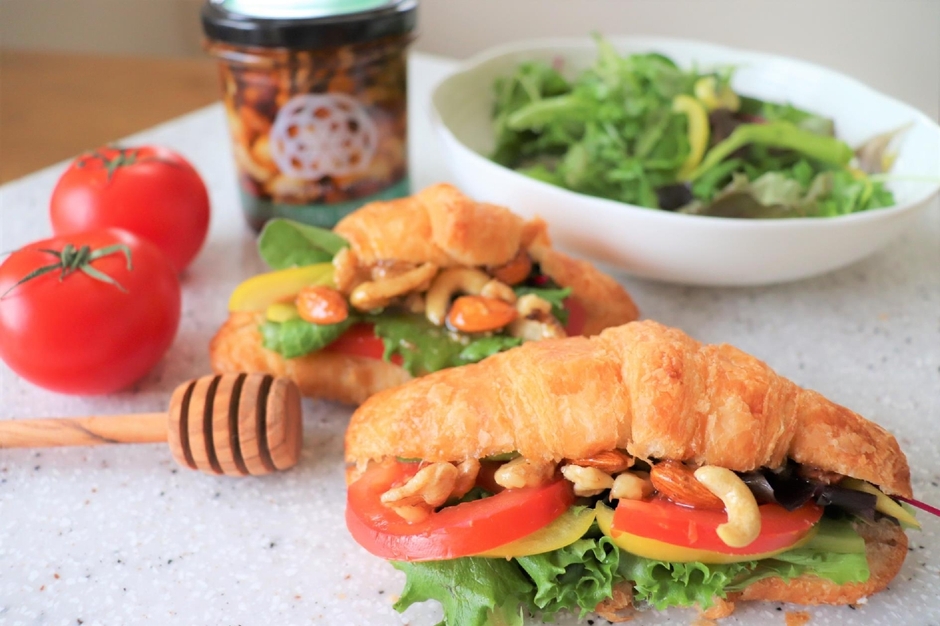 フレッシュサラダ+クリームチーズ+ハニーナッツのクロワッサンサンド
