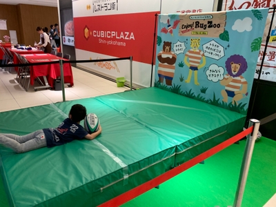 マットに飛びこみ、トライを体験!