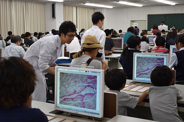 病理組織の観察の様子（昨年度）