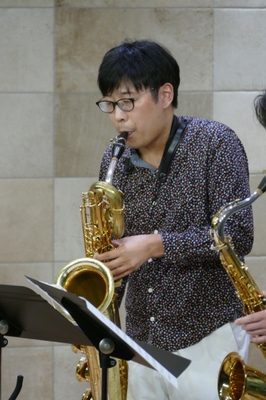 バリトン・サクソフォン：井澤 裕介