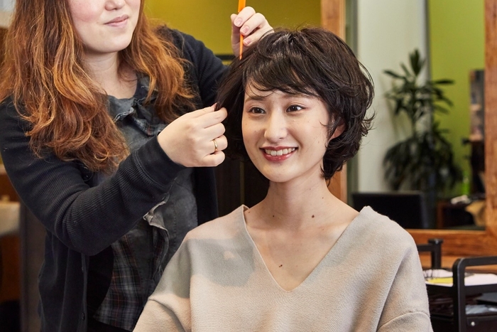 写真1:医療向けウィッグ「メディフィール」を試着する様子