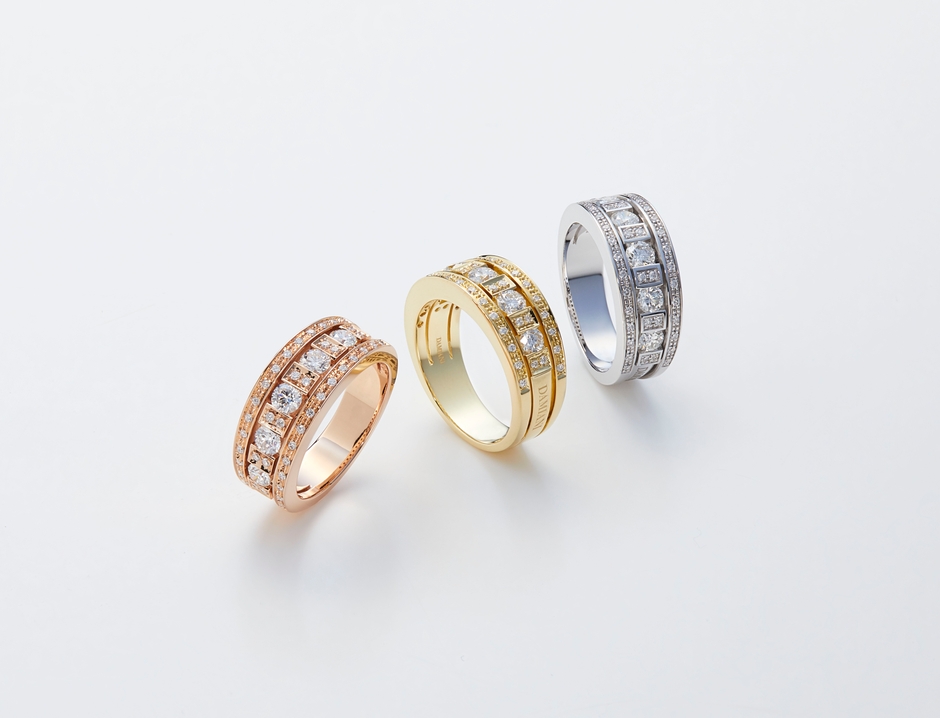 日本橋三越本店にて先行発売される 「ベル エポック」リング 先行発売はPG(左)とYG(中央)