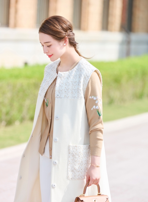 <ジレ 39,600円・カーディガン 22,000円(税込)>