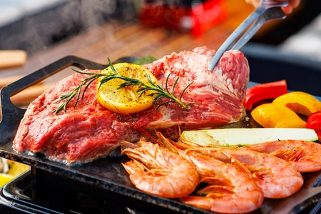 【GWにぴったり！】 《難波ビアガーデン BBQテラス なんば心斎橋店》に 昼から飲めるランチプランがスタート！手ぶらで楽しめる、 後片付け不要の「持ち込みBBQプラン」も登場！