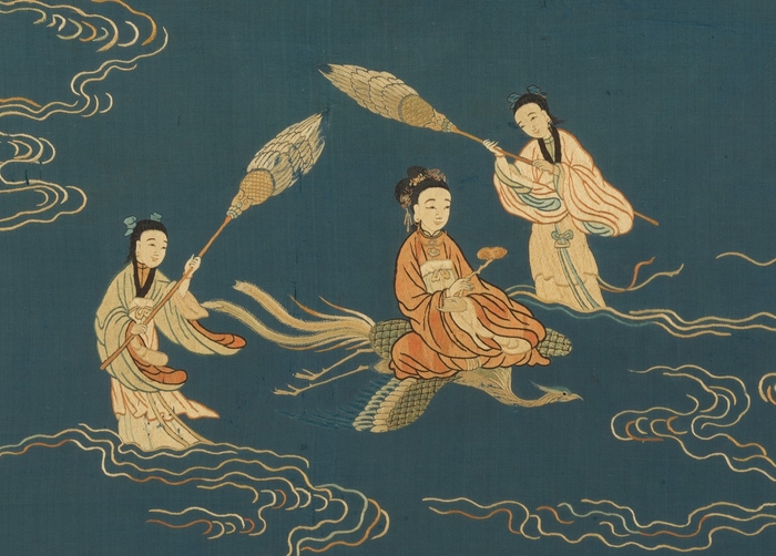 【図1】《清 刺繍群仙賀寿図》の西王母と侍女(清時代17~18世紀、メトロポリタン美術館蔵) 出典:The Met Collection. "Panel with immortals, China, Qing dynasty (1644-1911)". The Metropolitan Museum of Art.