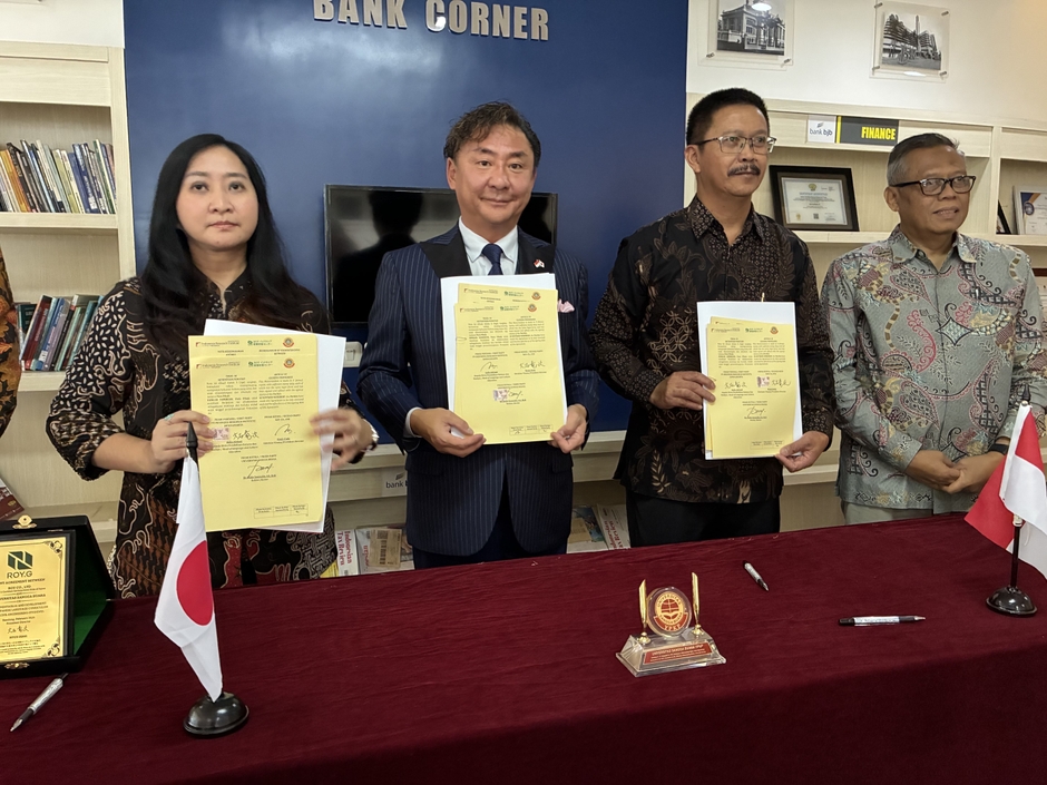 サンガブアナ大学(USB)で調印式に参加するROY株式会社 大石社長とインドネシア総合研究所　アウリア氏　サンガブアナ大学のディディン学長