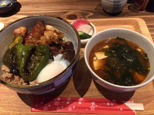 2017年9月にオープンした赤坂見附の焼き鳥「伍ばんてお」が ランチタイムに旨味たっぷりの甲州地どりを使用した ［甲州地どり炭火焼き鳥丼］をスタート