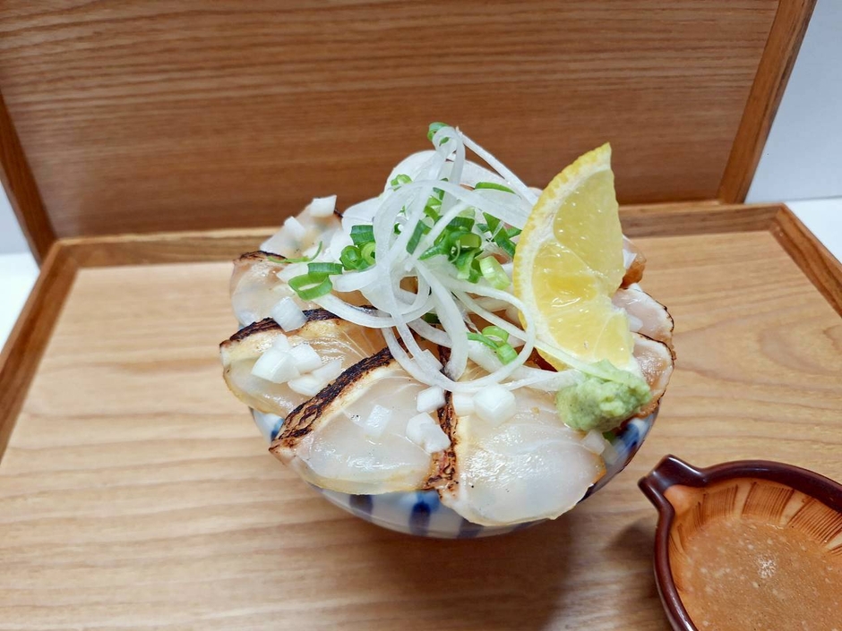 土田さんの新玉ねぎを使ったなまずと真鯛の炙り塩レモン丼