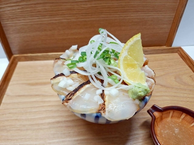 土田さんの新玉ねぎを使ったなまずと真鯛の炙り塩レモン丼
