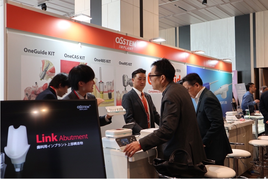 直接製品に触れながら営業社員の説明を受ける参加者