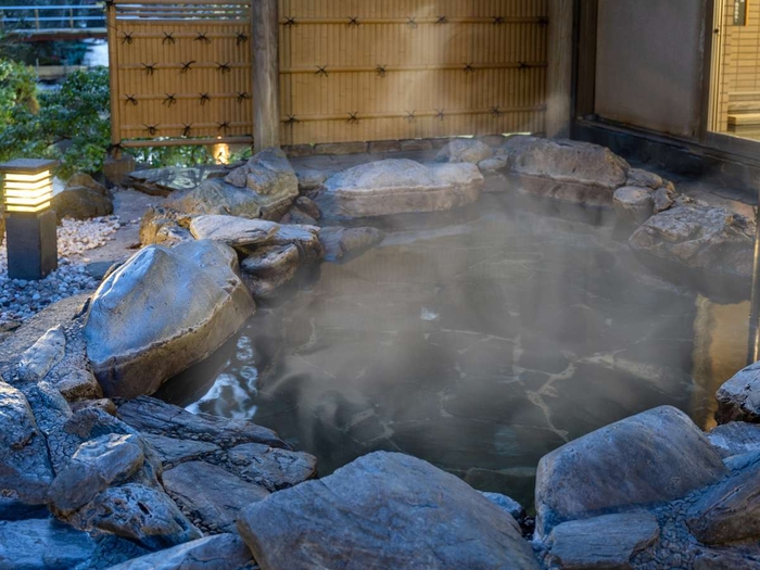 源泉かけ流しの露天風呂を堪能