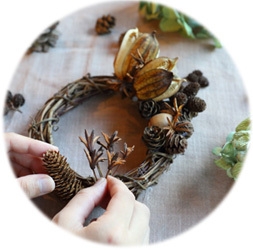 六甲山で採れた自然素材などを使ってミニリースづくりにも挑戦!