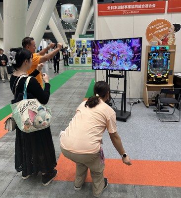 組合まつり仕様のTANOを体験する様子