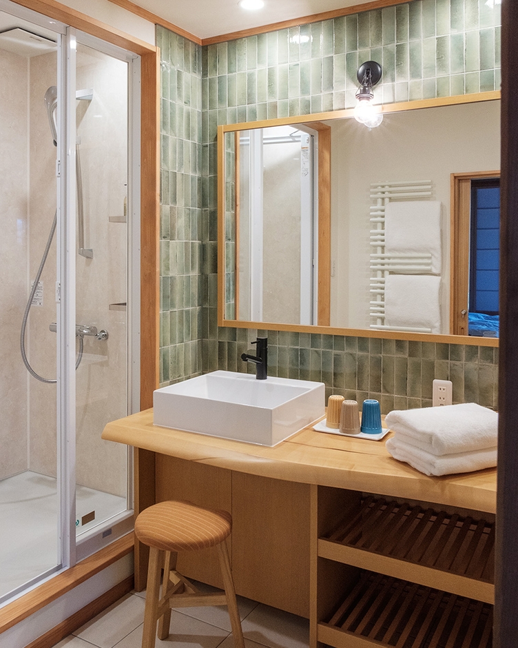 清潔感のある洗面スペース&シャワーブース