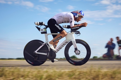 180kmに及ぶバイクパートを3:54:58（平均時速46.0km/h）で疾走したサム・レイドローと新型キャニオン・スピードマックスCFR　Photo: Tino Pohlmann