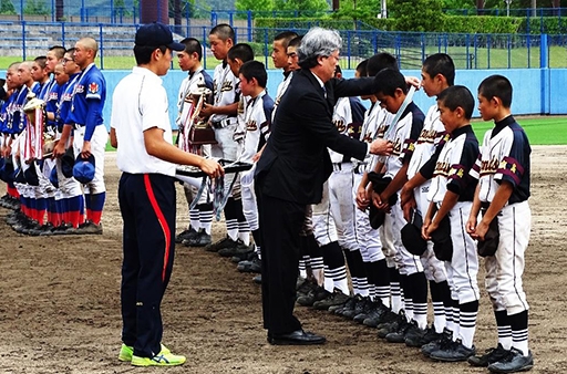 工学部の野球を通じた地域貢献活動「中学生野球大会」表彰式の様子