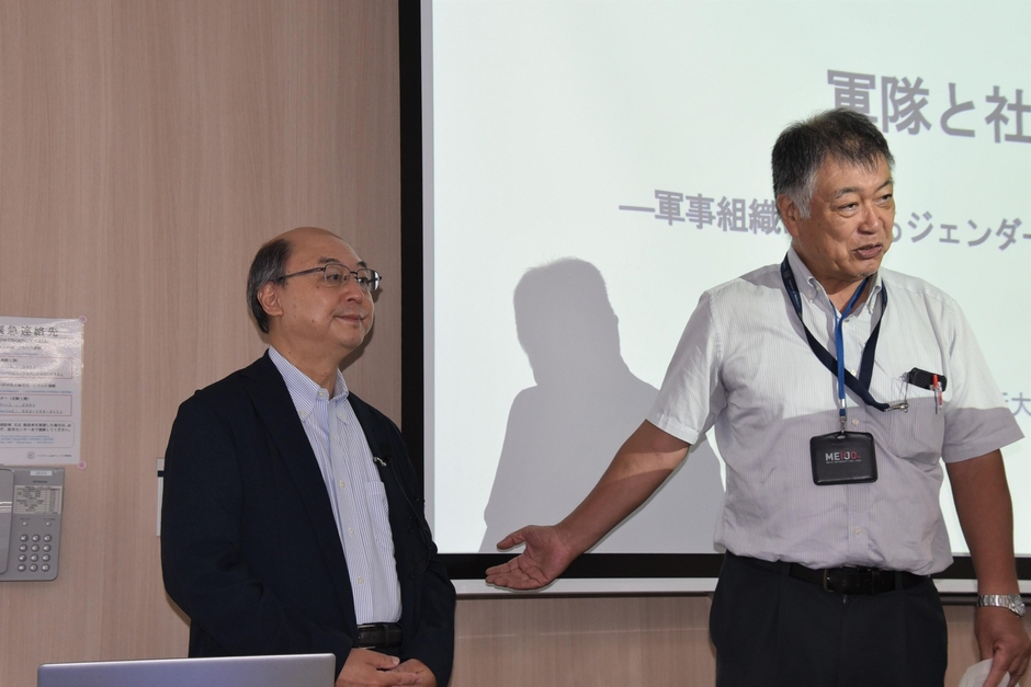 河野教授教授を紹介する稲葉教授（右）