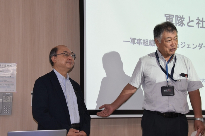 河野教授教授を紹介する稲葉教授(右)