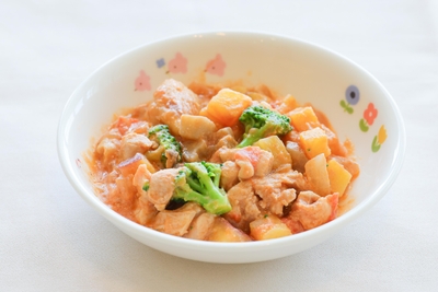 よく噛んで食べよう 鶏と根菜のロゼクリーム味噌煮