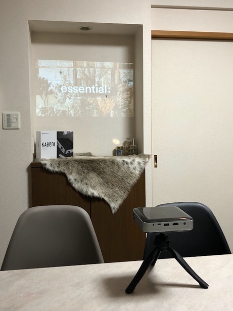 電気が付いた夜の室内で