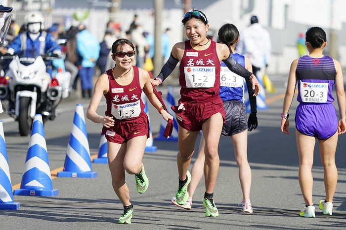 2区石松選手から3区米澤選手への１年生リレー