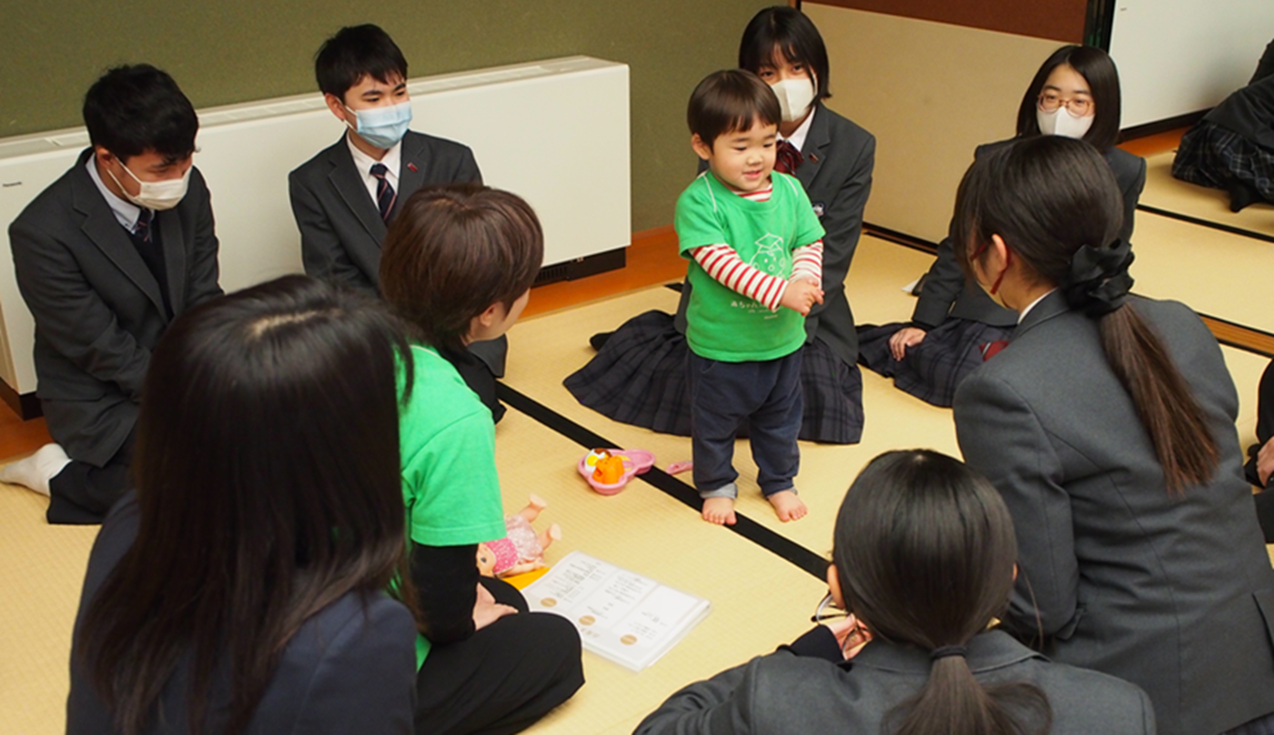 近大附属和歌山中学校で「赤ちゃん先生プロジェクト」を実施　中学生が赤ちゃんや母親と交流し、命の大切さを学ぶ