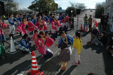 岡山理科大などの学生愛好会「岡山うらじゃ連　四季」　　岡山市中央卸売市場のイチバデーで華麗な踊り／家族連れら楽しむ