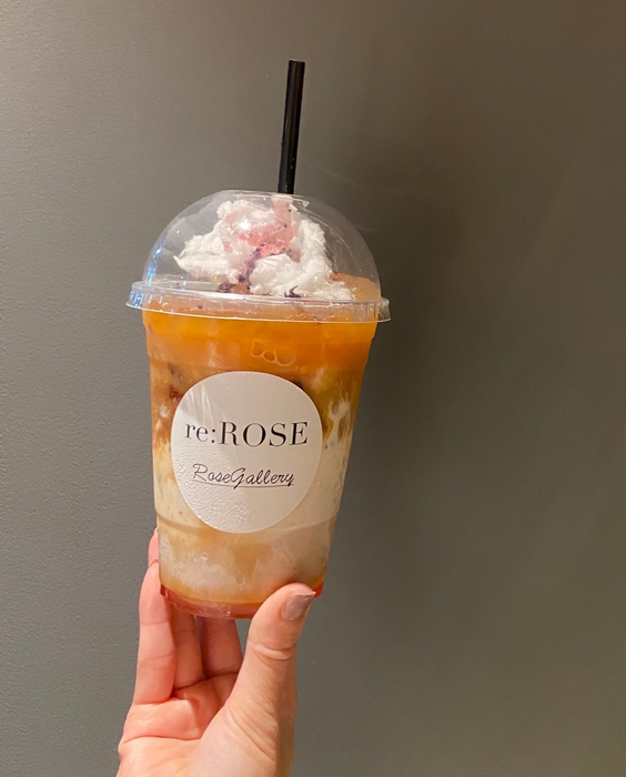 オーガニックローズを用いた新スイーツ「fROSEn」（フローズン）も大好評！