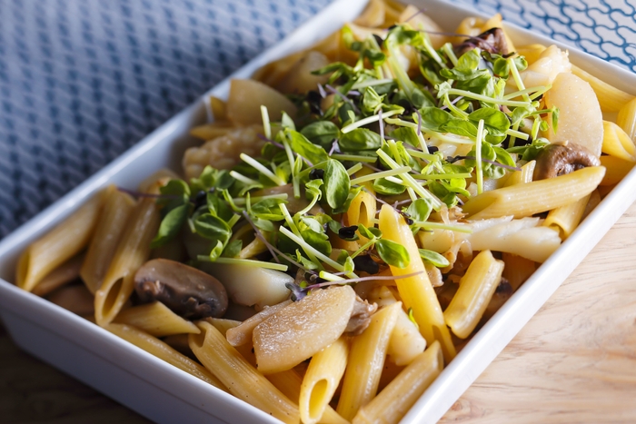 【ランチ&ディナー】丹後の梨といろいろキノコのペンネ 黒七味風味