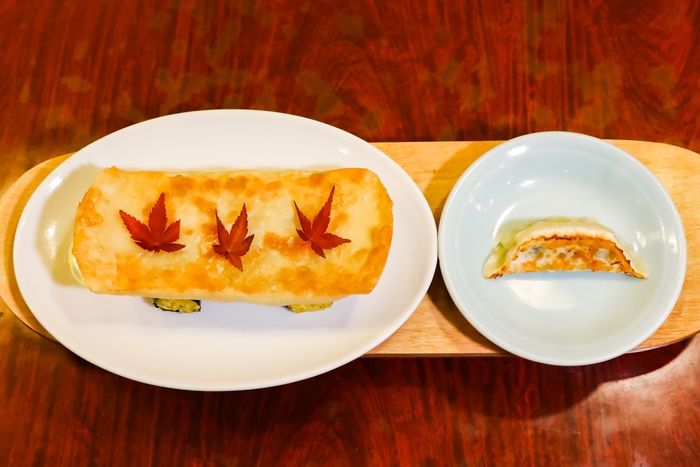 通常の焼き餃子(写真右)とのサイズ比較