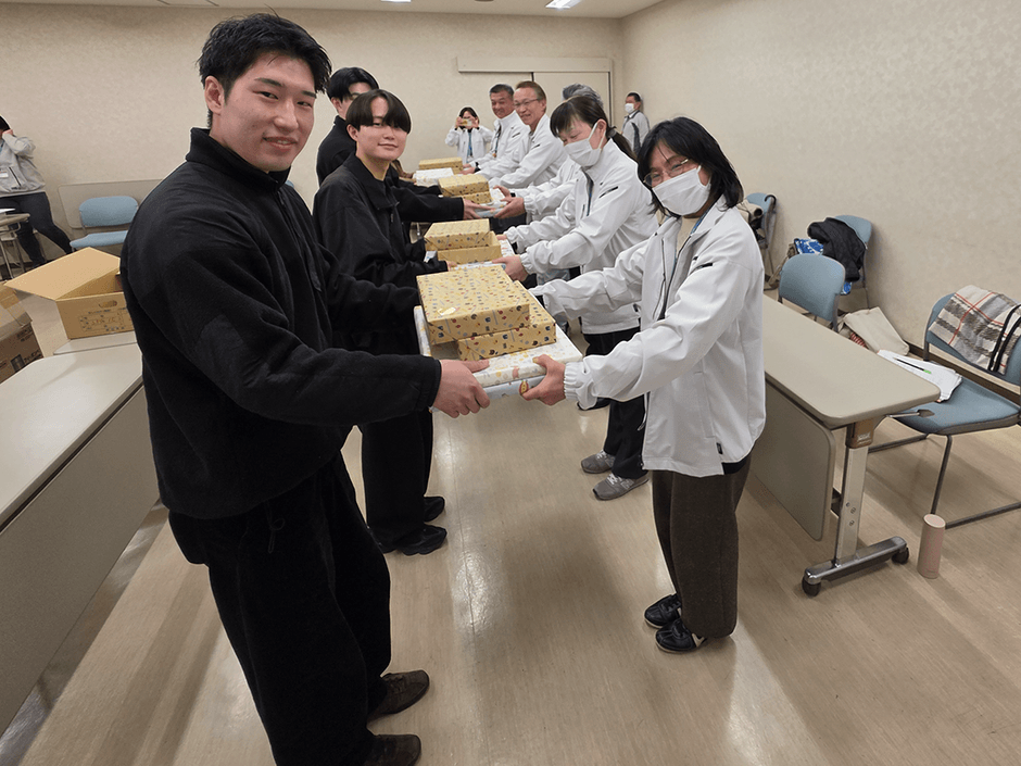 木のおもちゃは学生から直接、ふれあい児童館の代表者に手渡されました