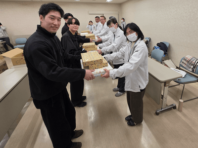 木のおもちゃは学生から直接、ふれあい児童館の代表者に手渡されました