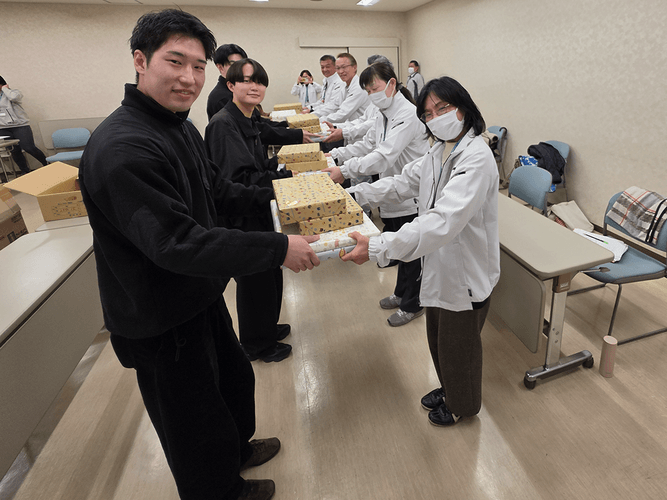 木のおもちゃは学生から直接、ふれあい児童館の代表者に手渡されました