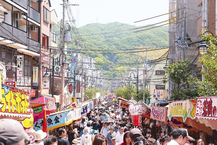 多くの参拝者で賑わう参道