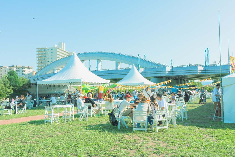 河川敷で自由に滞在できる空間