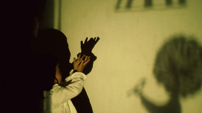 影 壁 真似をする子供