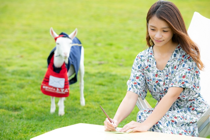 【トマム】手紙を書くイメージ_女性
