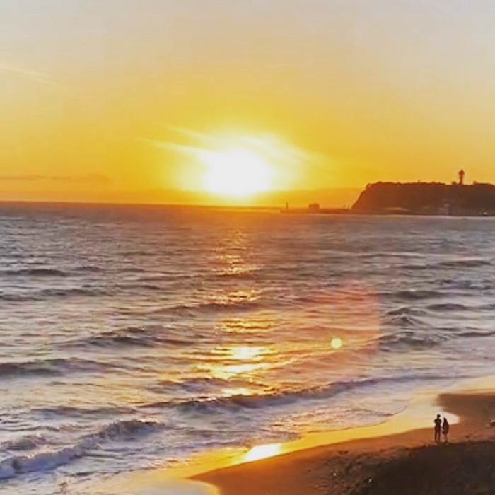 夕焼け 七里ヶ浜から見える江ノ島の景色