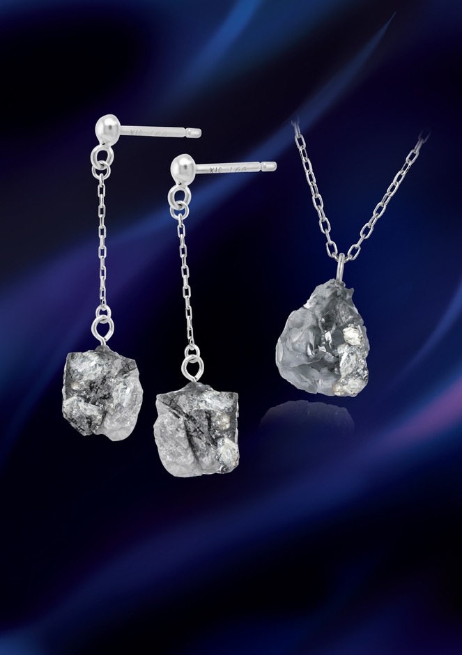 2つとして同じものは存在しないダイヤモンドの原石を使用