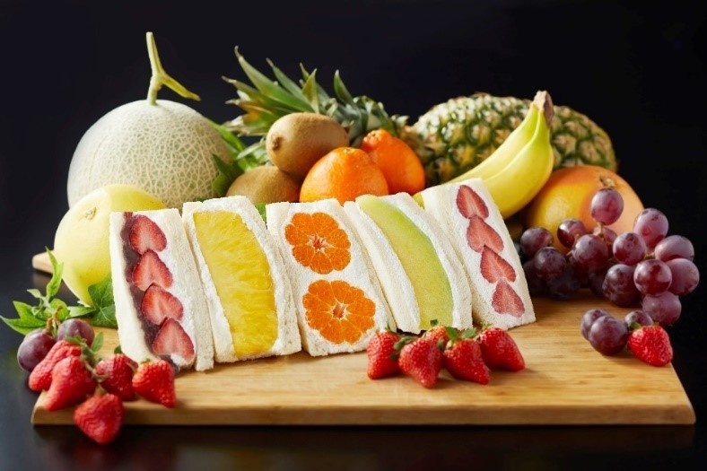 フルーツサンド_1 ※左から順に いちご大福 / ハニーグロウパイン / みかん / メロン / いちご