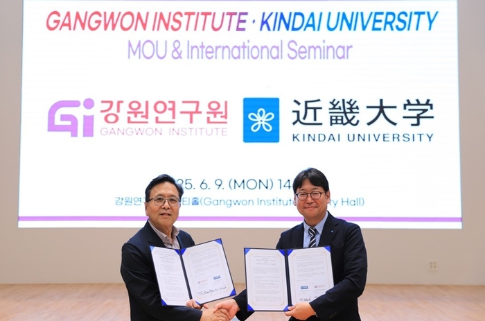 覚書締結時の記念撮影の様子　江原研究院院長　玄鎭權（Hyun Jin Kwon）（左）、近畿大学建築学部長　野田博（右）