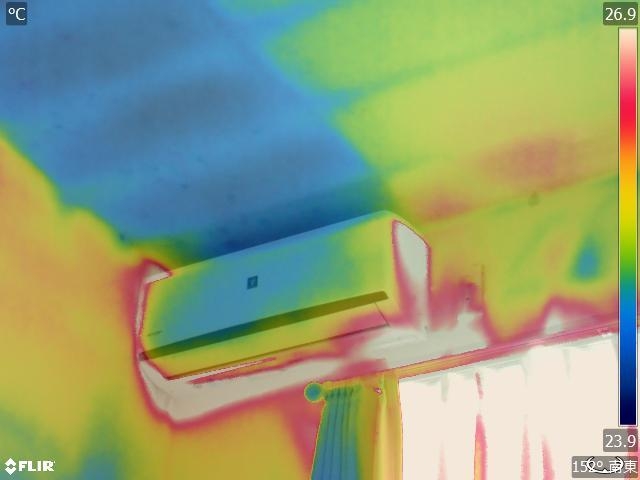 エアコンの影響で発生した天井裏結露の赤外線画像